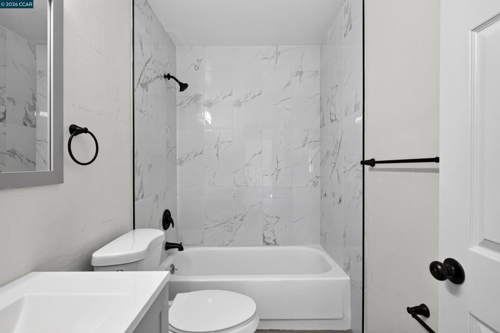 640 Henry St Property Photo 36