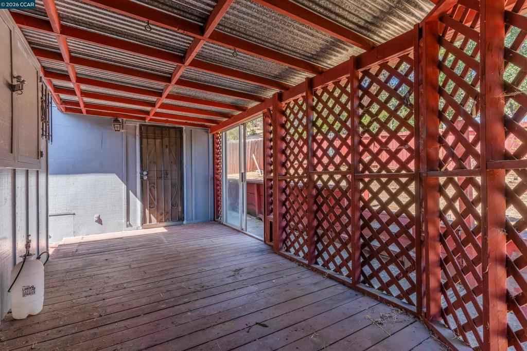 640 Henry St Property Photo 43