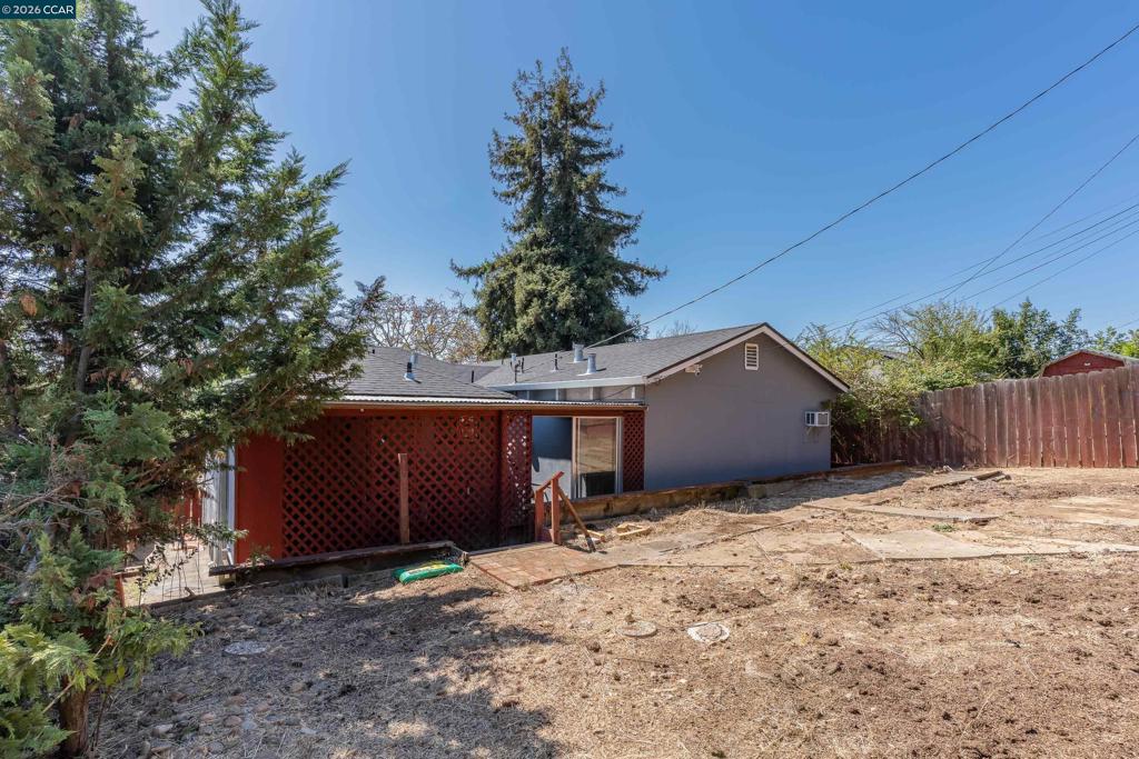 640 Henry St Property Photo 44
