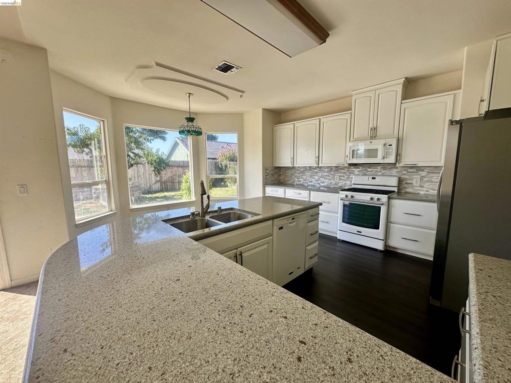 17580 Wild Oak Dr Property Photo 6