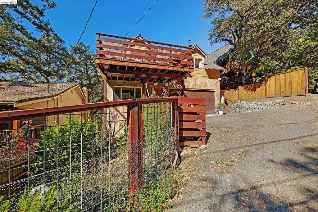 6501 Oakwood Dr Property Photo 3