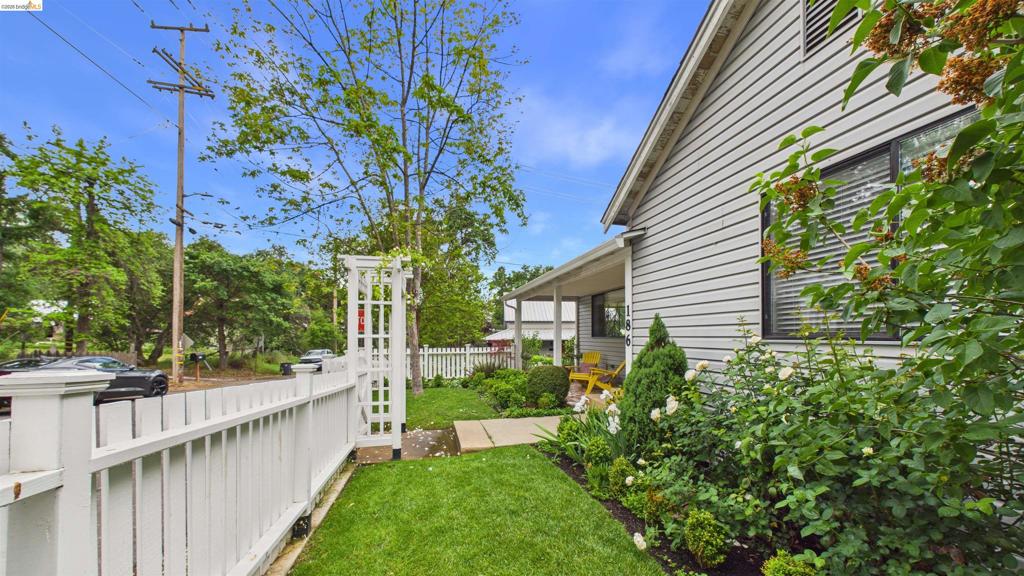 186 Theall Property Photo 32