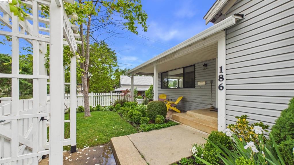 186 Theall Property Photo 33