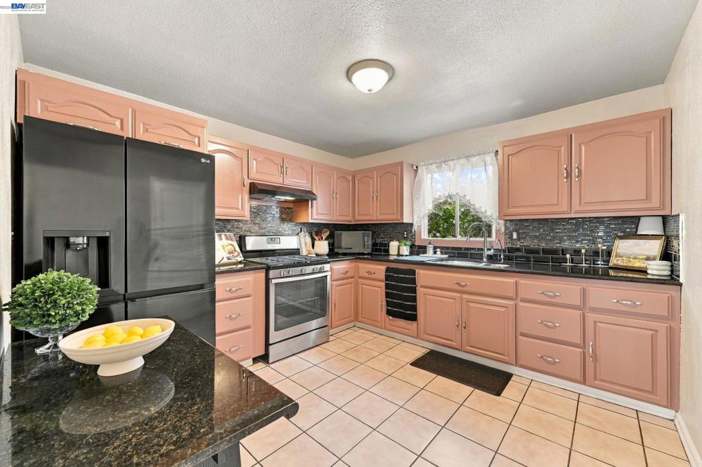 22730 Souza Ct Property Photo 7