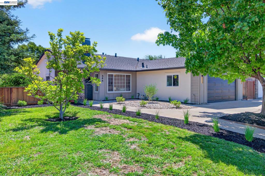646 Joyce Street Property Photo 4