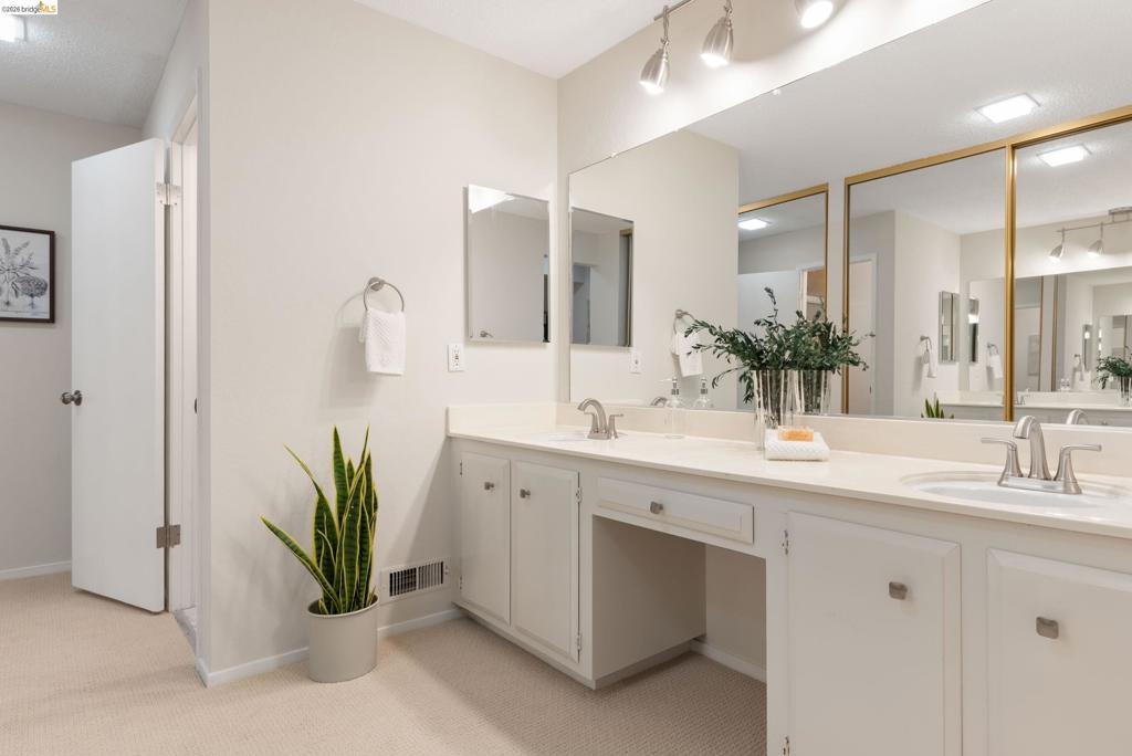 2 Clarewood Mall Property Photo 34