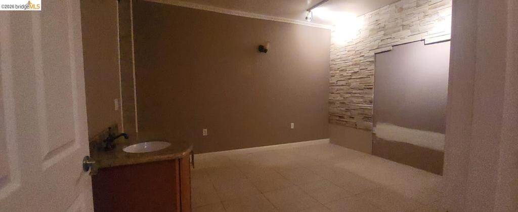 638 Webster St Property Photo 5