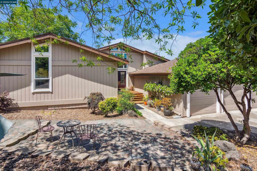 1181 Blue Lake Way Property Photo 4