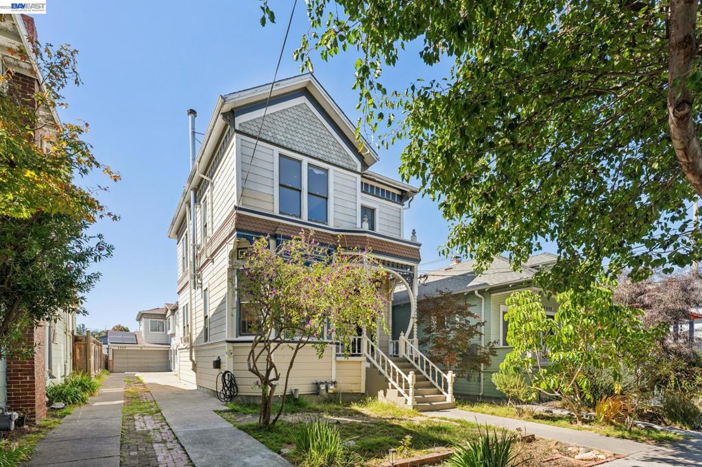 1715 Bay St Property Photo 2