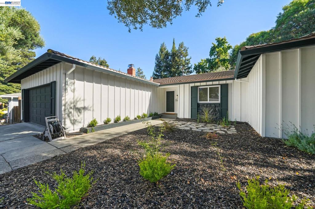 2785 Canyon Creek Dr Property Photo 3