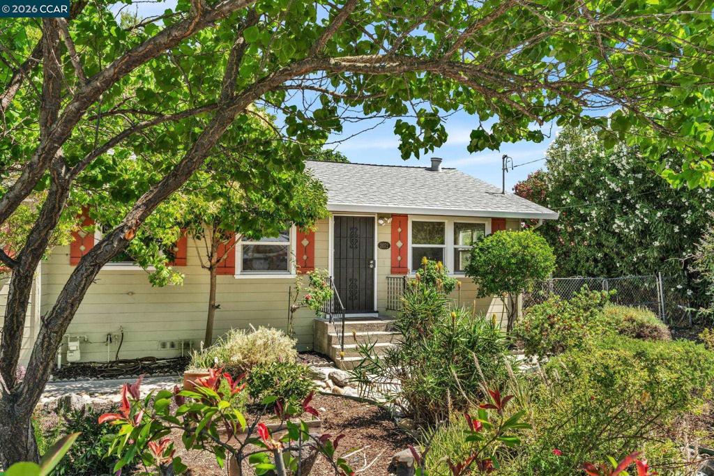 2072 Chalomar Rd Property Photo 2