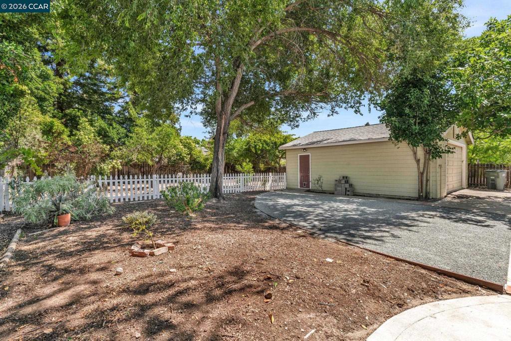 2072 Chalomar Rd Property Photo 30