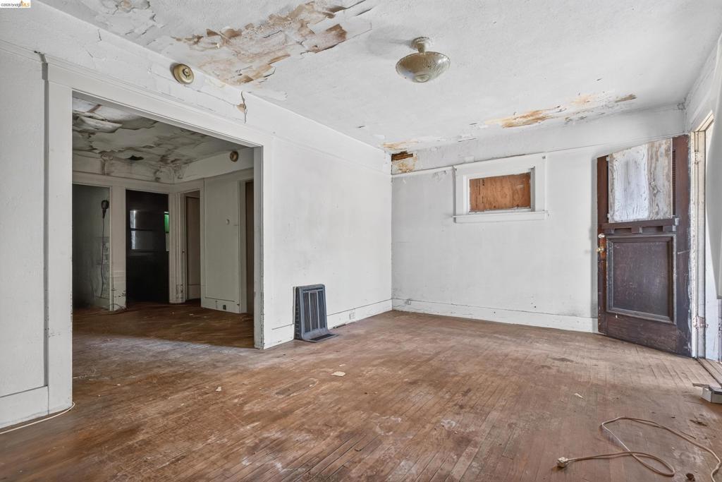 7014 Holly St Property Photo 3