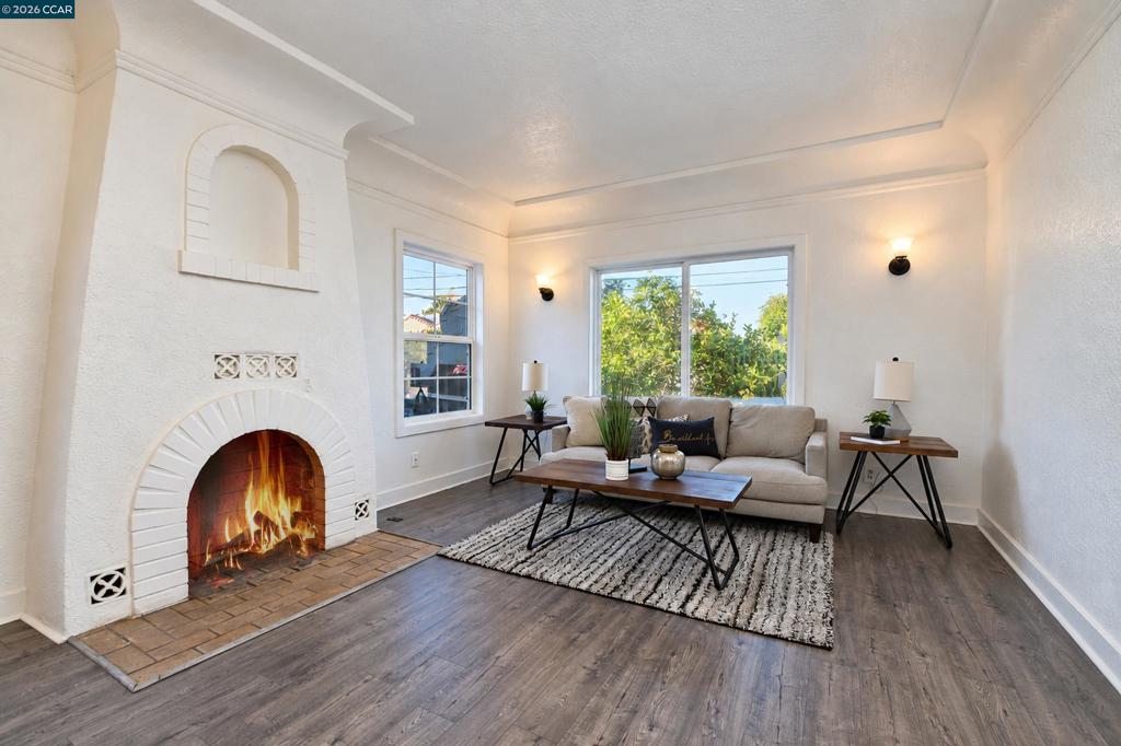 429 W 11th St Property Photo 6