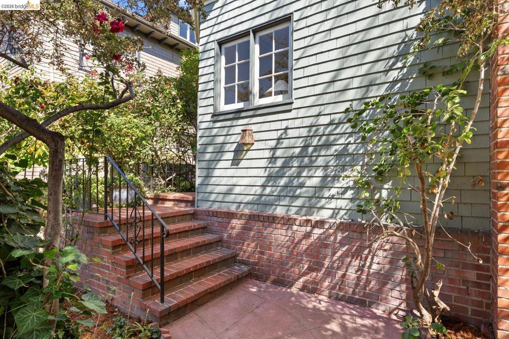 2833 Regent St Property Photo 3