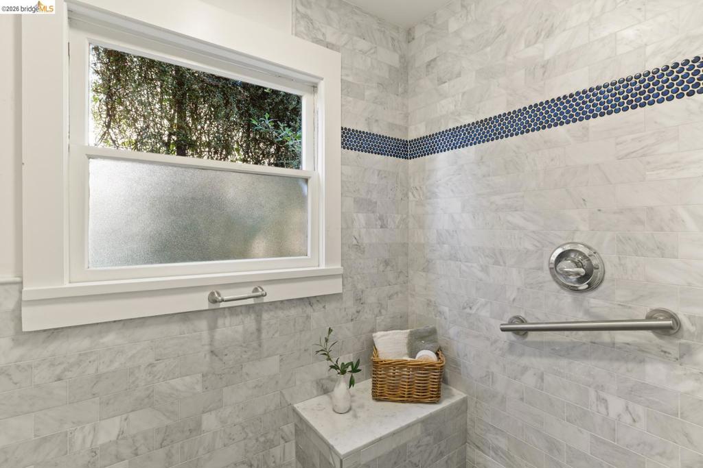 2833 Regent St Property Photo 18