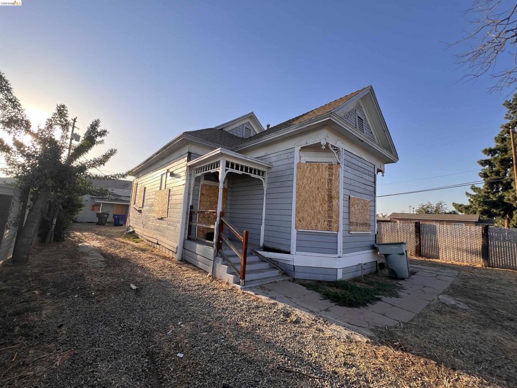 2358 S Anna St Property Photo 6