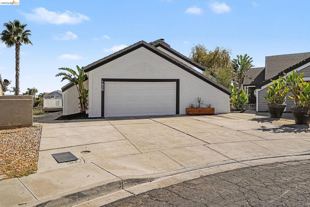 1820 Surfside Ct Property Photo 1