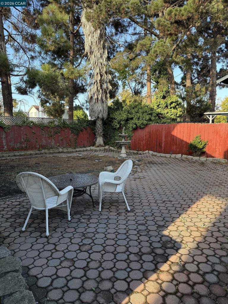 278 6th St Property Photo 14