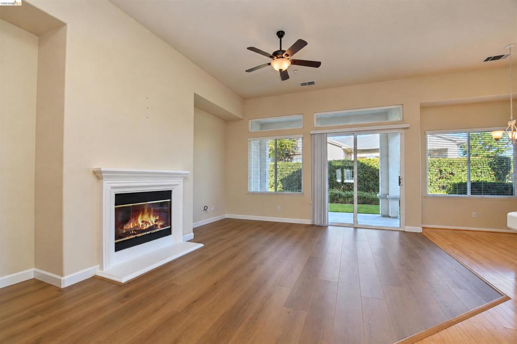 1587 Regent Dr Property Photo 8