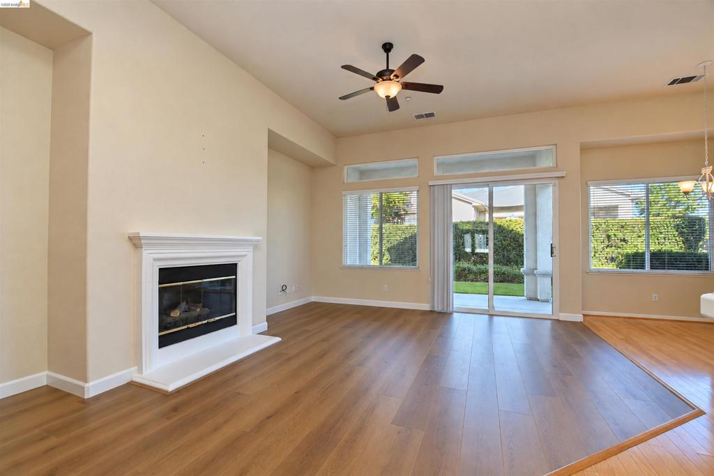 1587 Regent Dr Property Photo 9