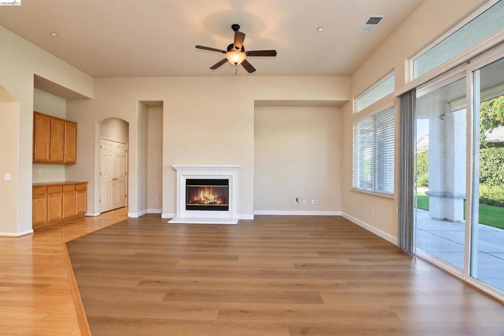 1587 Regent Dr Property Photo 10