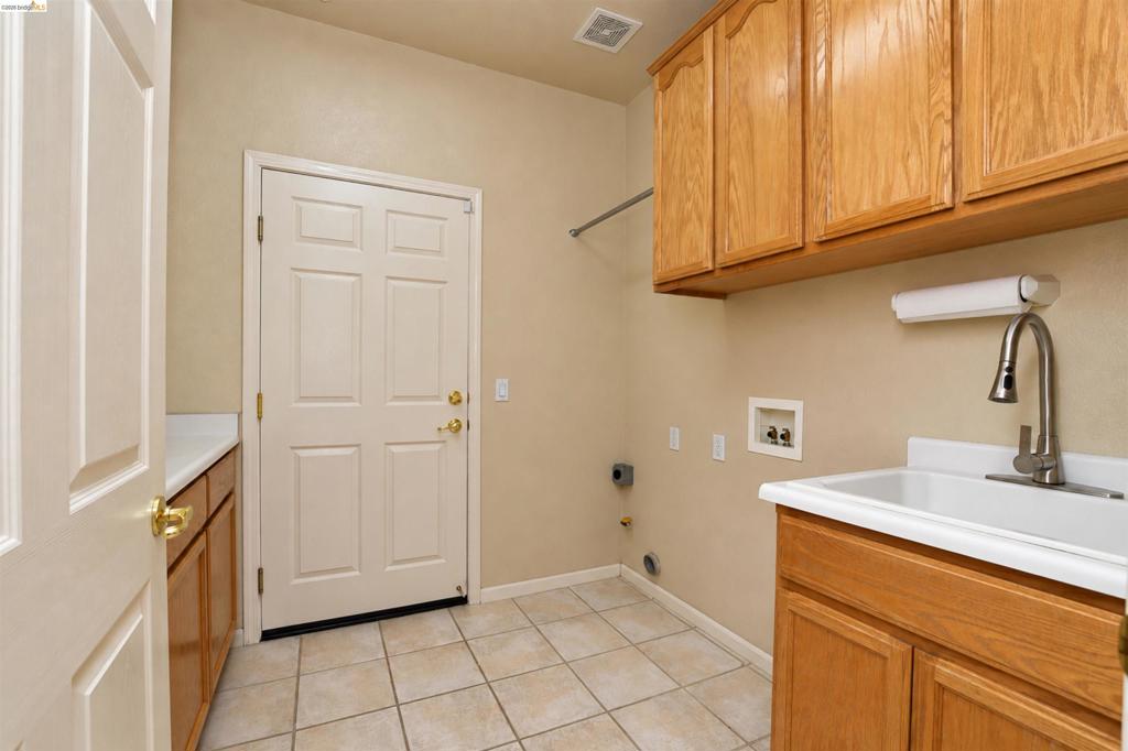 1587 Regent Dr Property Photo 18