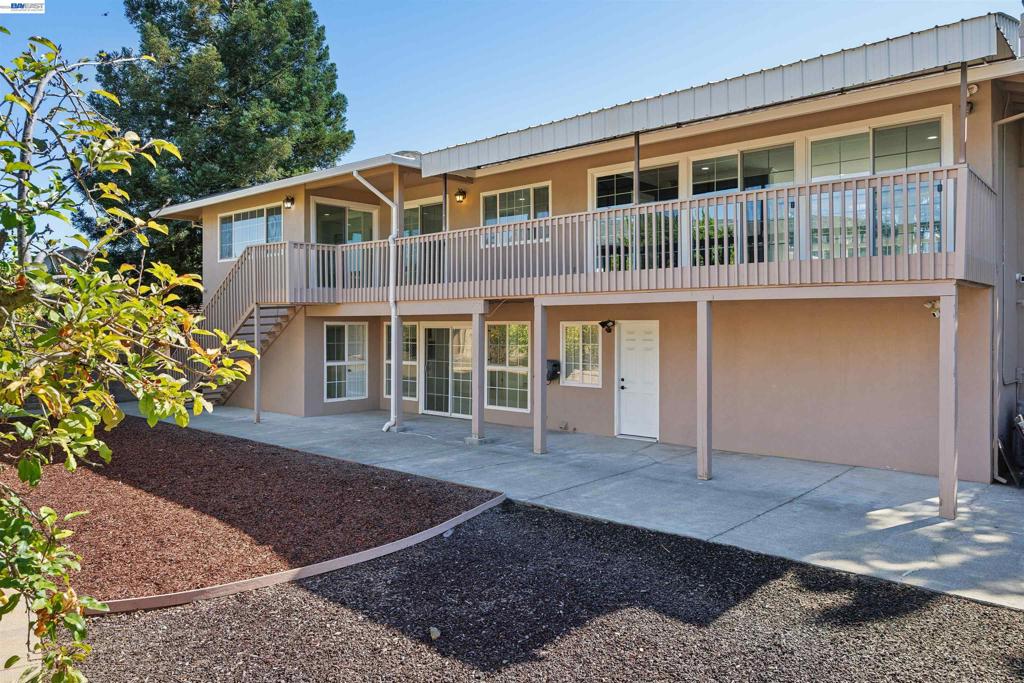 3247 Round Hill Drive Property Photo 2