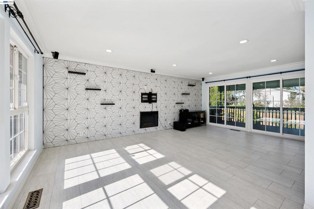 3247 Round Hill Drive Property Photo 7