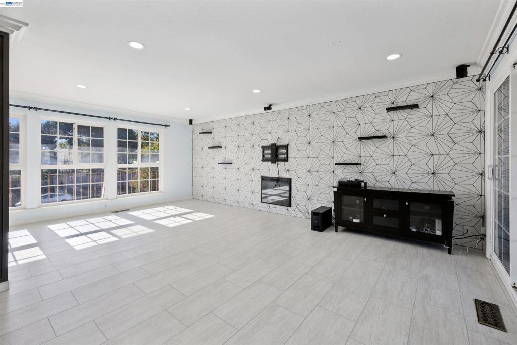 3247 Round Hill Drive Property Photo 10