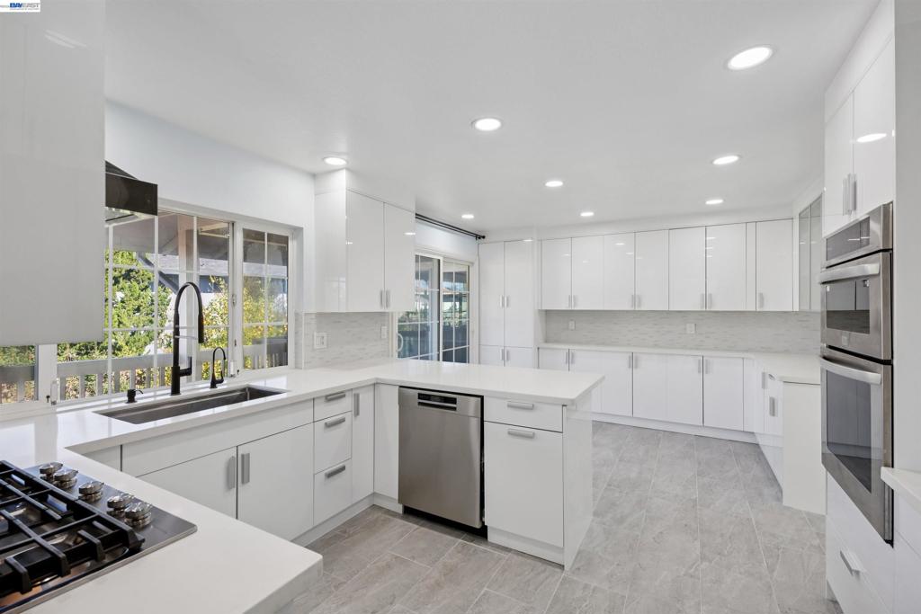 3247 Round Hill Drive Property Photo 12