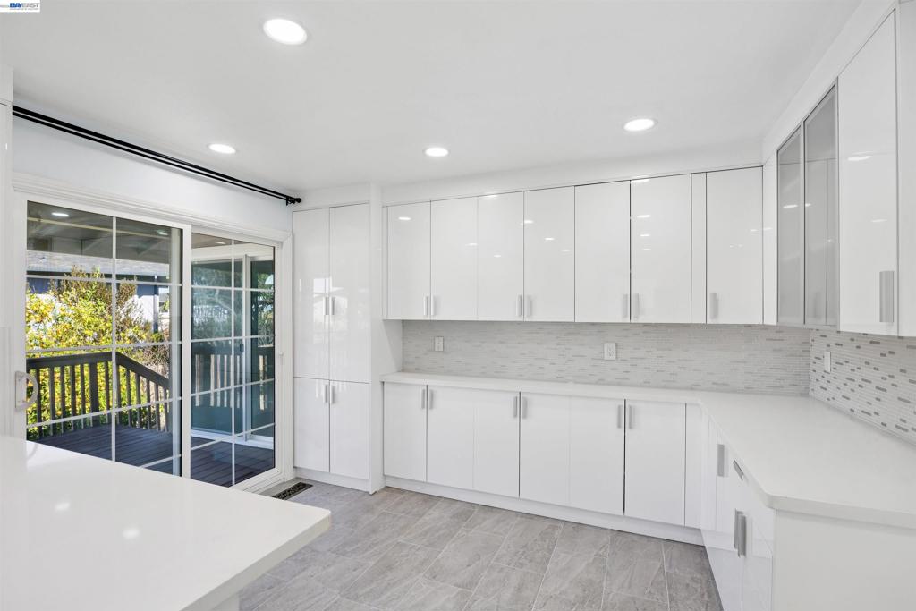 3247 Round Hill Drive Property Photo 15