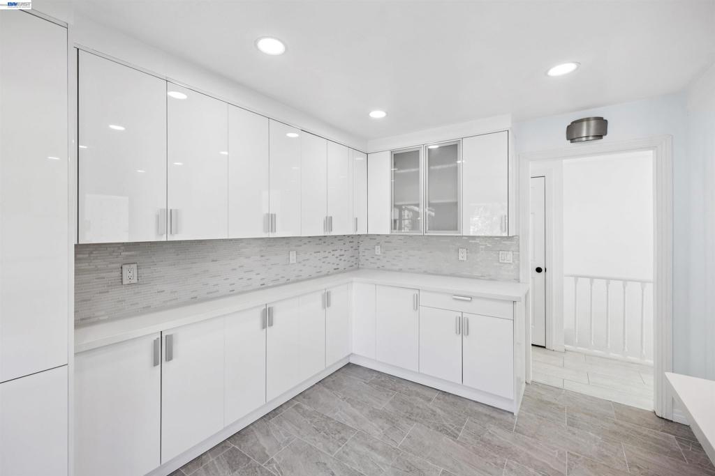 3247 Round Hill Drive Property Photo 16