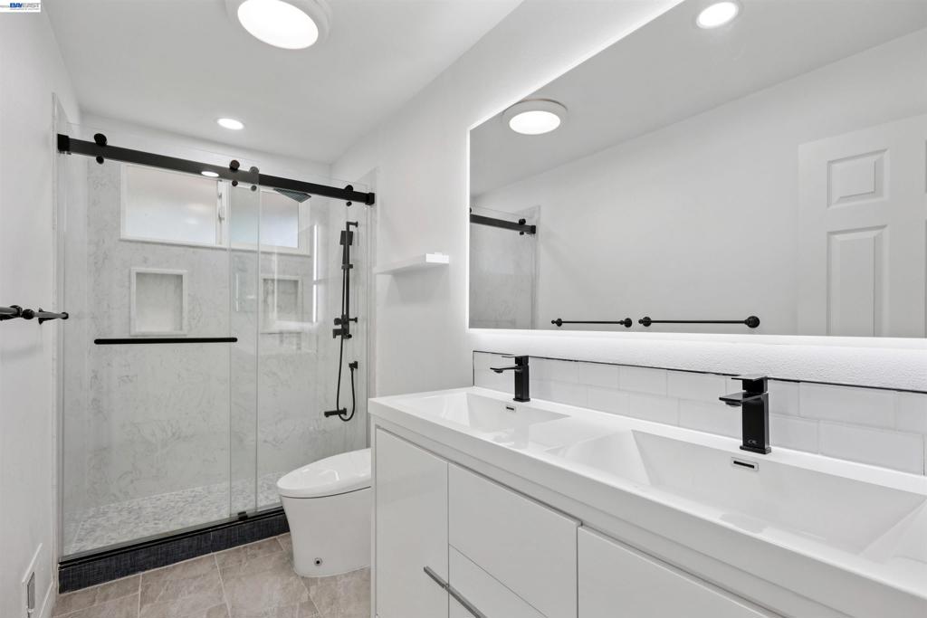 3247 Round Hill Drive Property Photo 24
