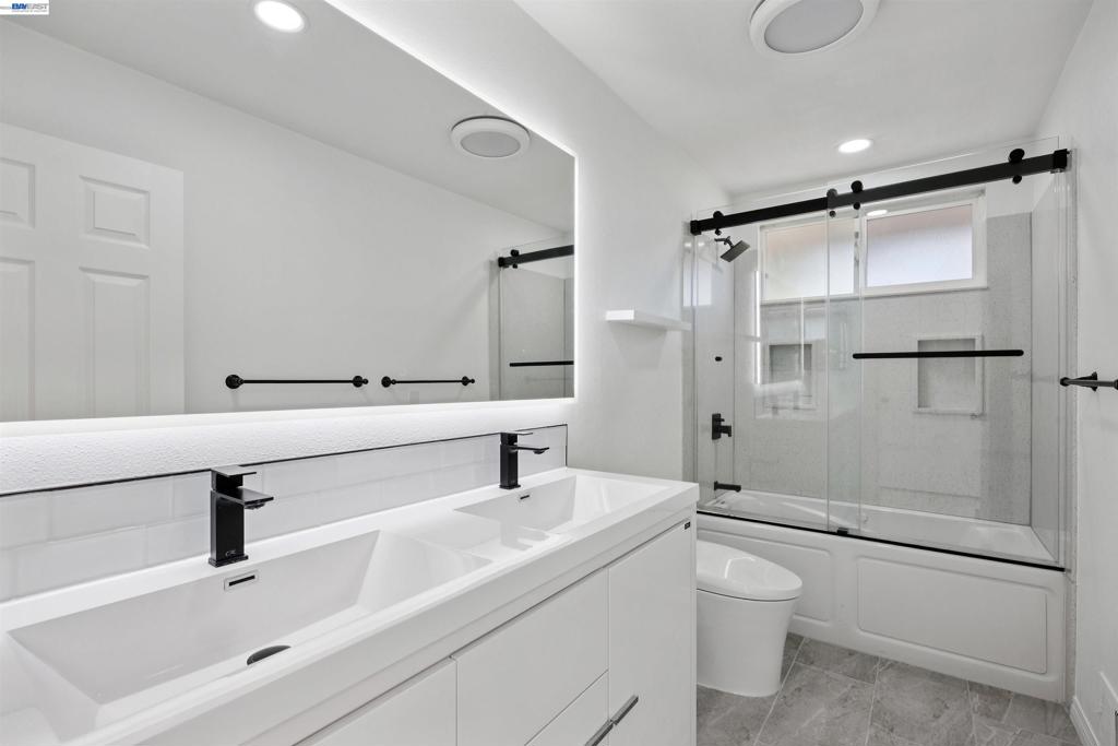 3247 Round Hill Drive Property Photo 30