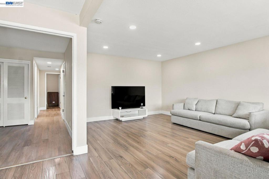 25531 Scripps St Property Photo 3