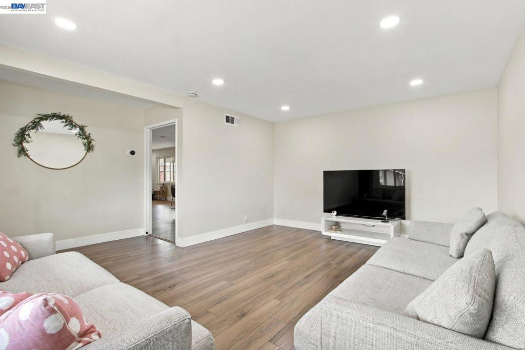25531 Scripps St Property Photo 4
