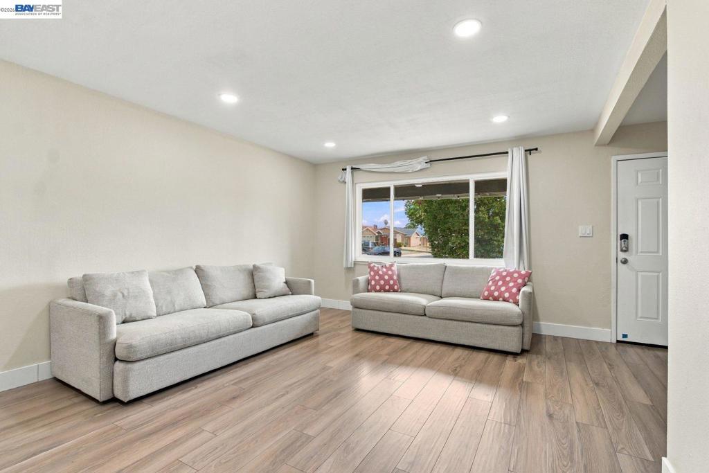 25531 Scripps St Property Photo 5