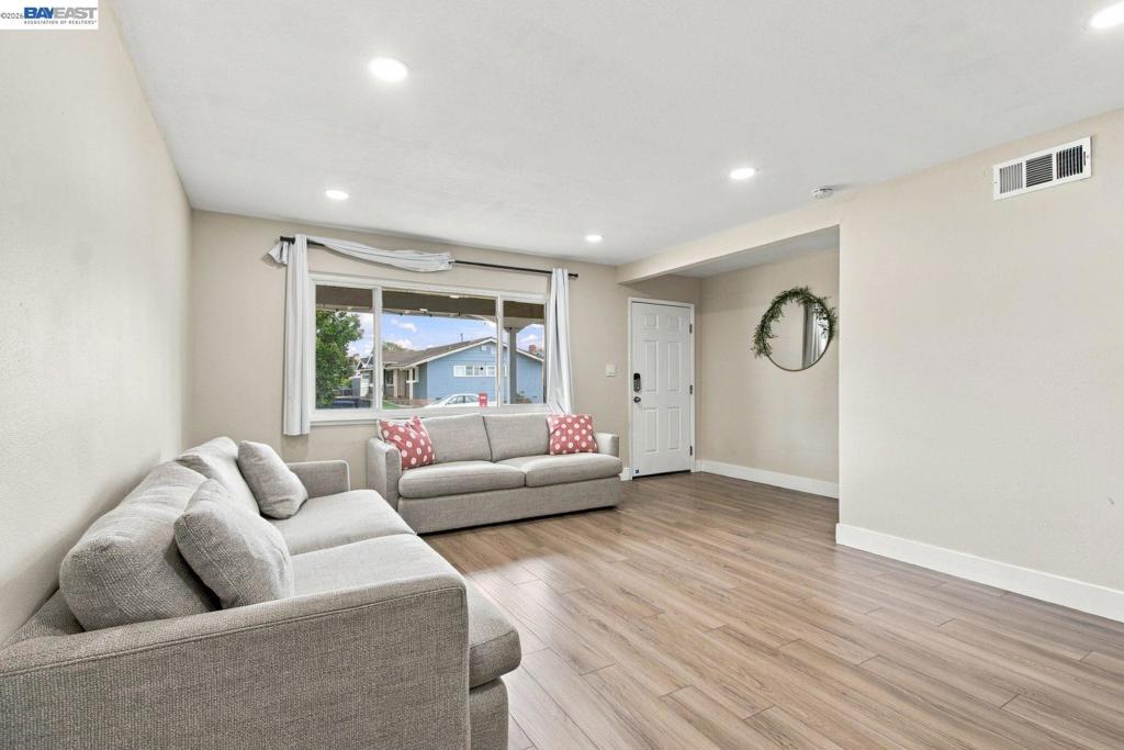 25531 Scripps St Property Photo 6