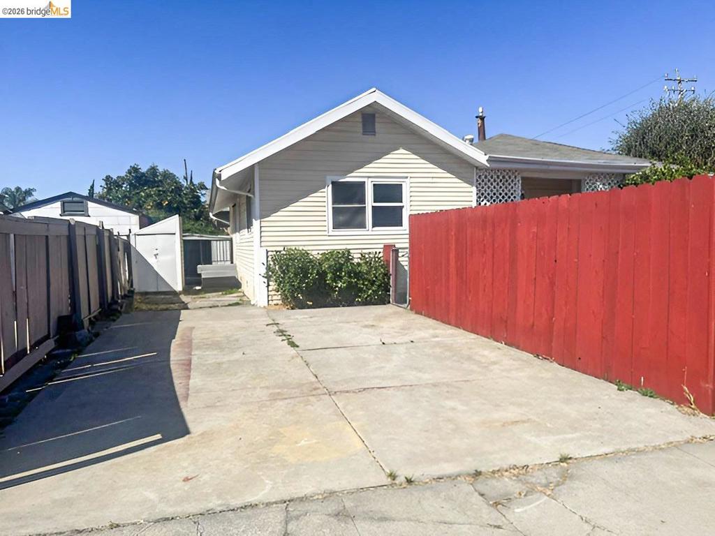1565 Timothy Dr Property Photo 3