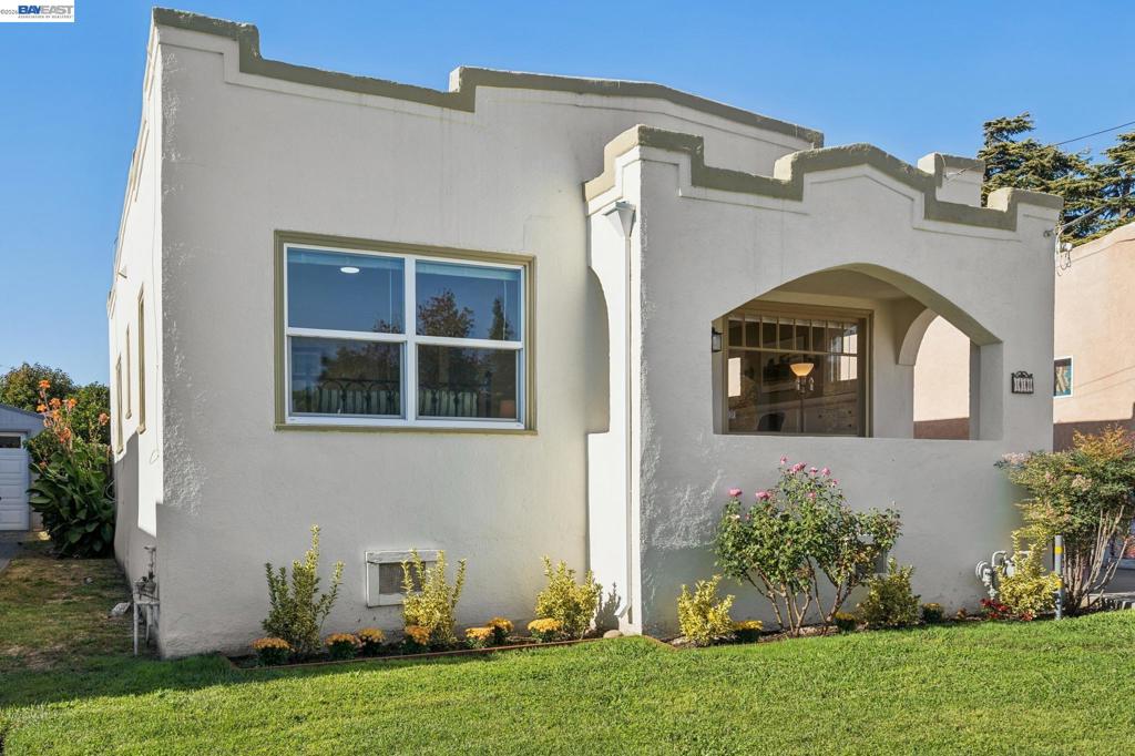 110 California Ave Property Photo 3