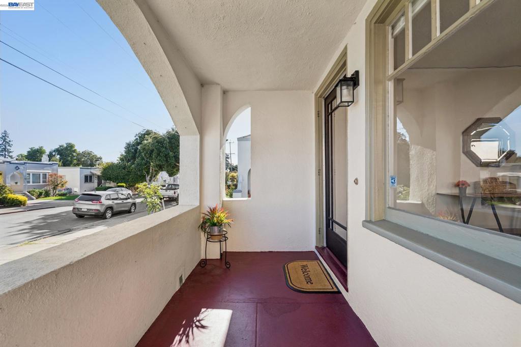 110 California Ave Property Photo 4