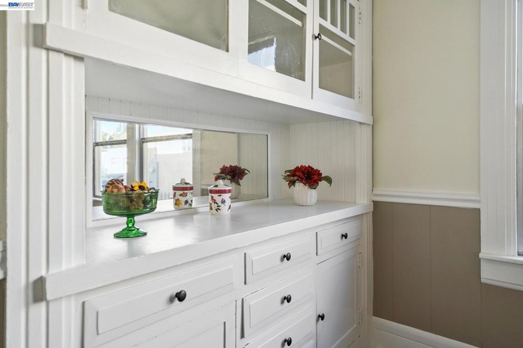 110 California Ave Property Photo 10
