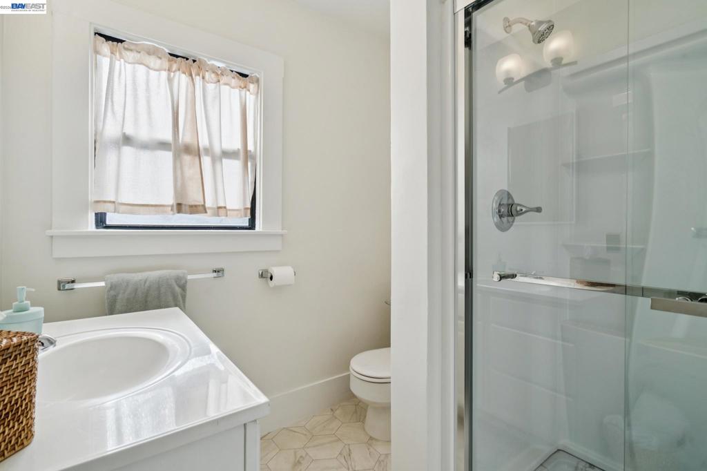110 California Ave Property Photo 22
