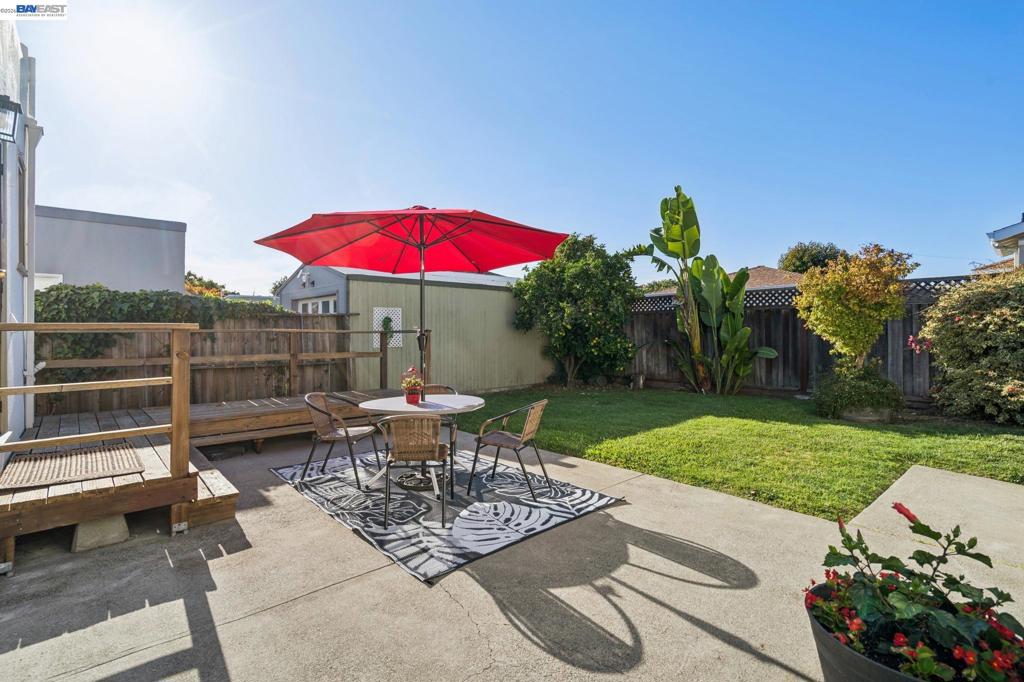 110 California Ave Property Photo 26