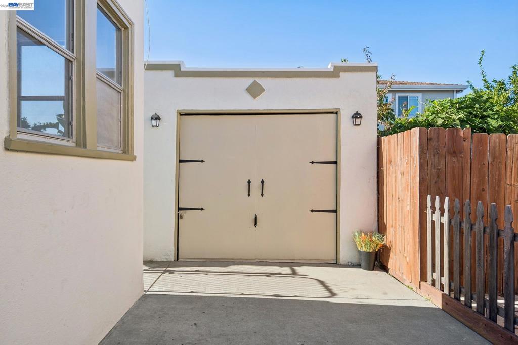 110 California Ave Property Photo 30