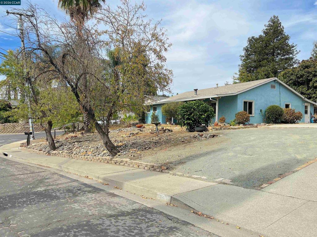 2340 Ranchito Dr Property Photo 2