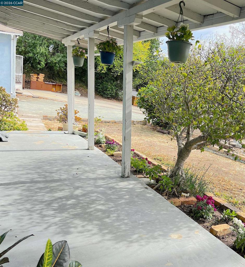 2340 Ranchito Dr Property Photo 6