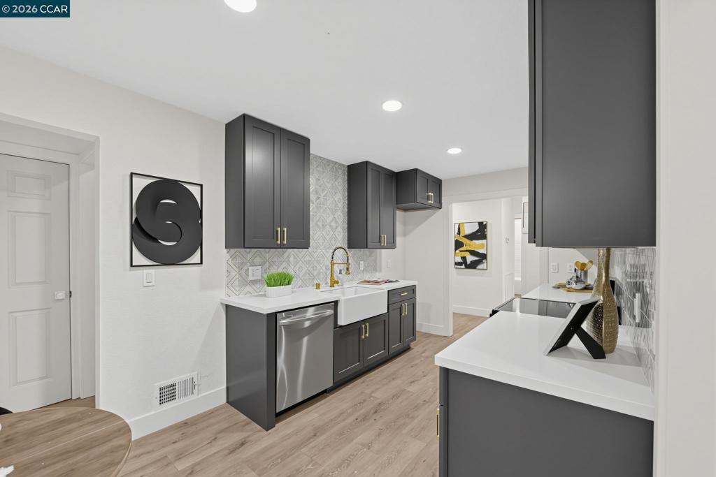 9421 Castlewood Street Property Photo 4