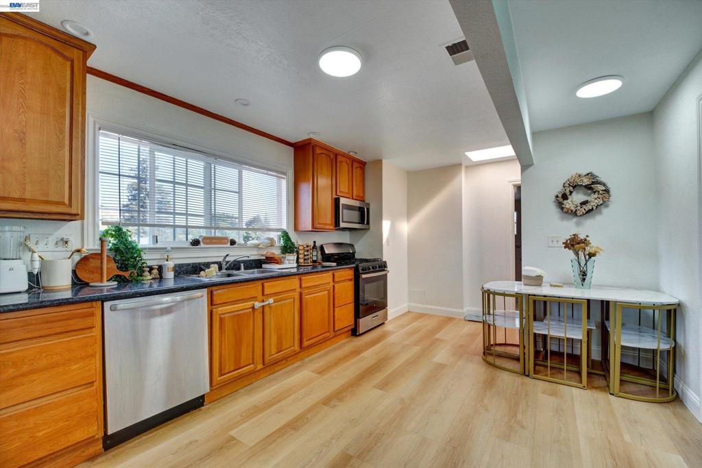 123 Euclid Property Photo 8